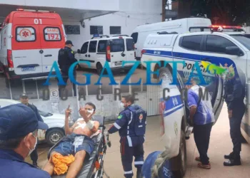 Idoso de 77 anos reage a assalto, toma arma e desfere sete facadas em bandido