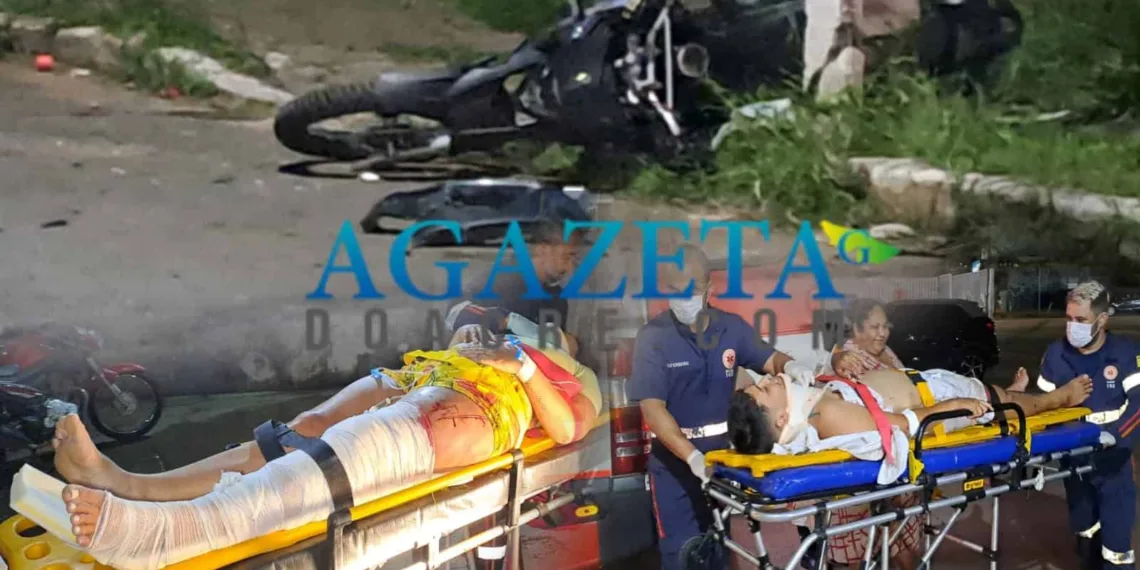 Casal é arremessado contra poste e fica gravemente ferido; suspeito de causar colisão foge sem prestar socorro