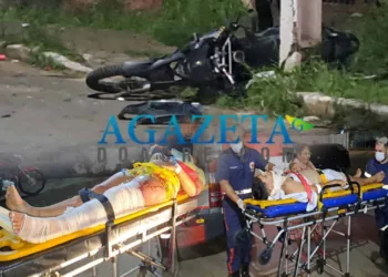 Casal é arremessado contra poste e fica gravemente ferido; suspeito de causar colisão foge sem prestar socorro