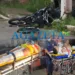 Casal é arremessado contra poste e fica gravemente ferido; suspeito de causar colisão foge sem prestar socorro