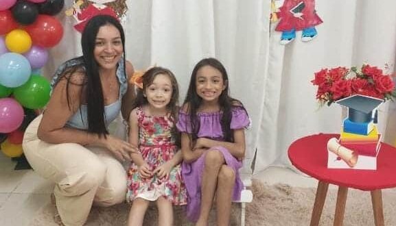 Andrêssa e as duas filhas, Heloiza e Helena. Foto: Cedida