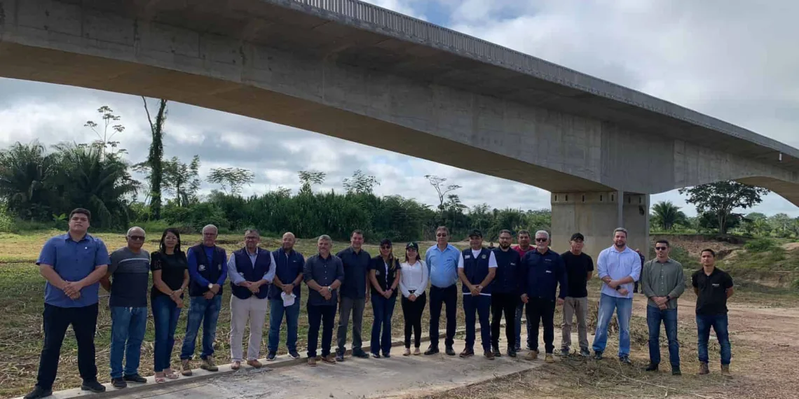 Roberto Duarte fiscaliza obras do anel viário de Brasiléia e Epitaciolândia