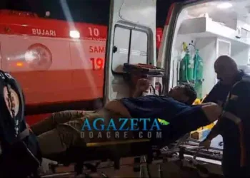 Colisão entre motos deixa um ferido e outro é conduzido à delegacia na estrada de Porto Acre