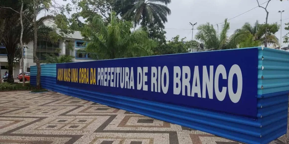 MP pede que prefeitura suspenda obra na Praça da Revolução e apura denúncia de dano ao patrimônio histórico