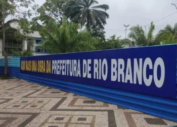 MP pede que prefeitura suspenda obra na Praça da Revolução e apura denúncia de dano ao patrimônio histórico