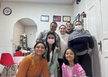 Mulheres raspam a cabeça para apoiar amiga com câncer: ‘processo de renascer juntas’