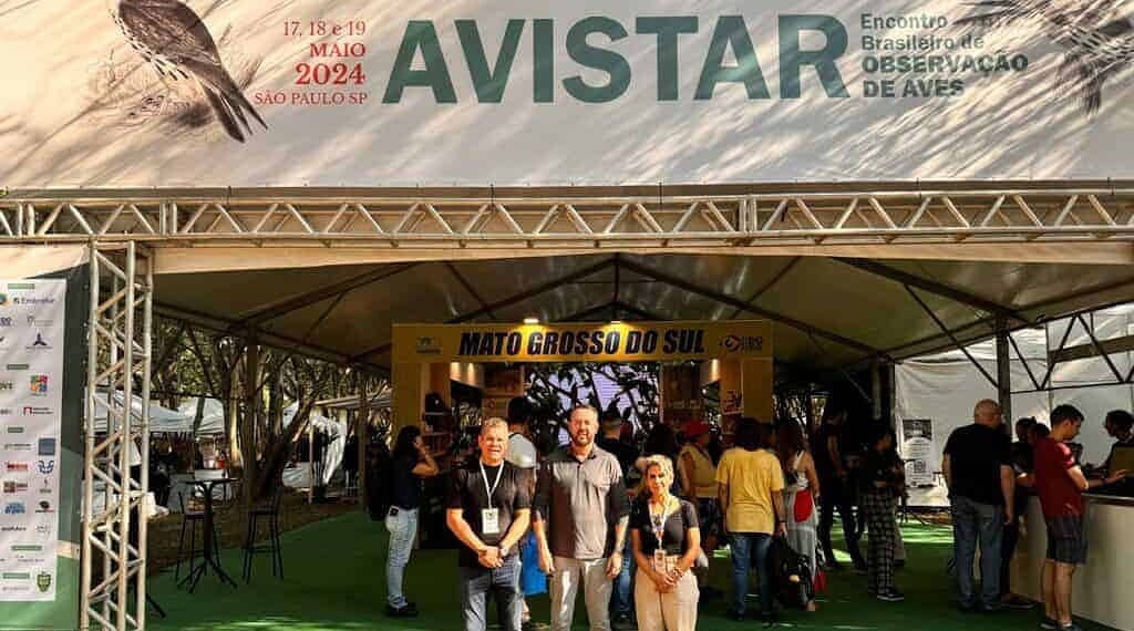 Secretário de Turismo e Empreendedorismo, Marcelo Messias (ao centro), ladeado pela diretora de turismo da Sete, Sirlânia Venturin, (à direita) e o coordenador de regionalização do turismo da Sete, Francismay Costa (à esquerda) - Foto: Cedida