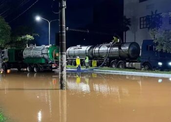 Caminhões foram utilizados para tirar água do estacionamento do shopping — Foto: Kathlyn Moreira/Agência RBS