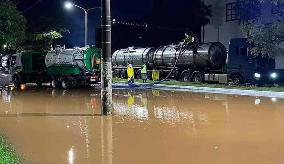 Caminhões foram utilizados para tirar água do estacionamento do shopping — Foto: Kathlyn Moreira/Agência RBS