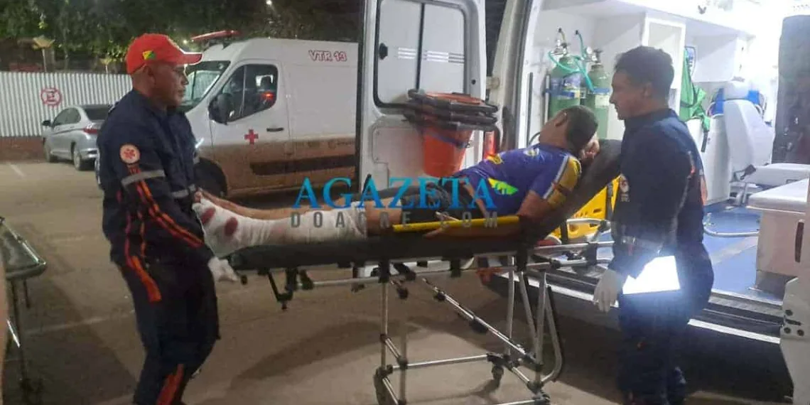 Colisão entre carro e moto deixa motociclista com a perna dilacerada, em Rio Branco
