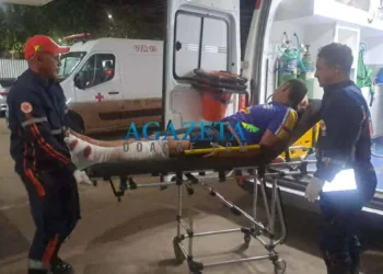 Colisão entre carro e moto deixa motociclista com a perna dilacerada, em Rio Branco