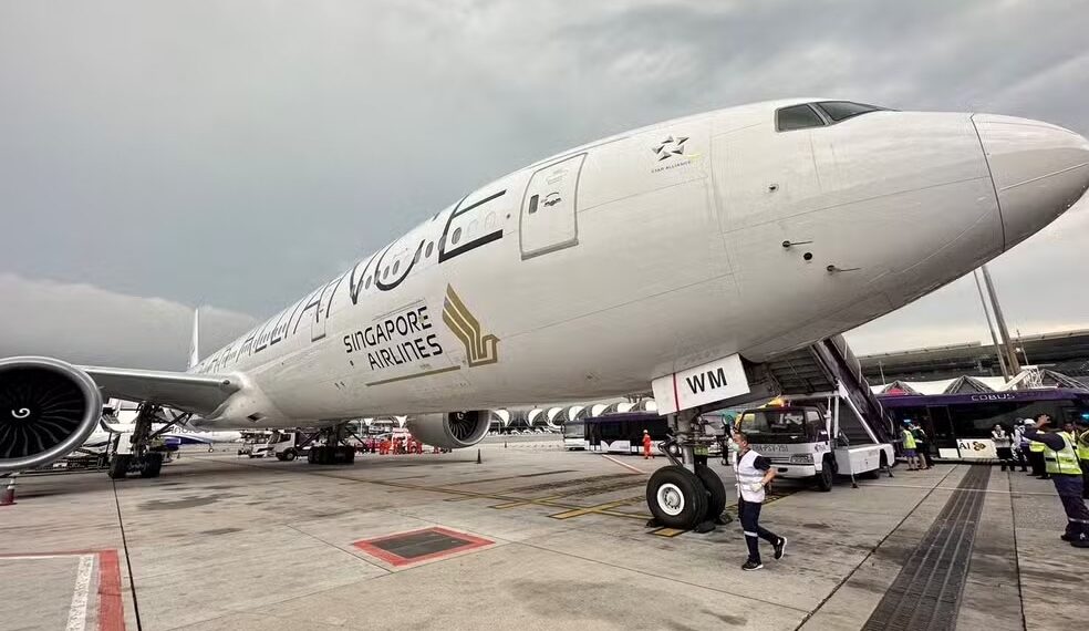 Boeing 777 da Singapore Airlines no aeroporto de Bagkok após pouso não programado por conta de turbulência severa que deixou um morto e dezenas de feridos, em 21 de maio de 2024. — Foto: Pongsak Suksi via Reuters
