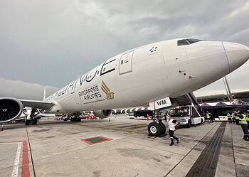 Boeing 777 da Singapore Airlines no aeroporto de Bagkok após pouso não programado por conta de turbulência severa que deixou um morto e dezenas de feridos, em 21 de maio de 2024. — Foto: Pongsak Suksi via Reuters