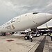 Boeing 777 da Singapore Airlines no aeroporto de Bagkok após pouso não programado por conta de turbulência severa que deixou um morto e dezenas de feridos, em 21 de maio de 2024. — Foto: Pongsak Suksi via Reuters
