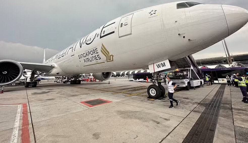 Boeing 777 da Singapore Airlines no aeroporto de Bagkok após pouso não programado por conta de turbulência severa que deixou um morto e dezenas de feridos, em 21 de maio de 2024. — Foto: Pongsak Suksi via Reuters