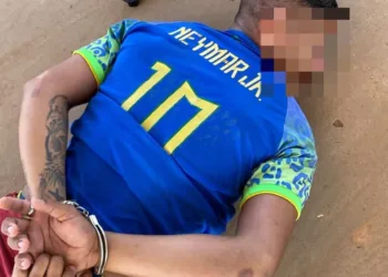 Mesmo com medida protetiva, homem tenta incendiar casa com a ex-namorada dentro e é preso