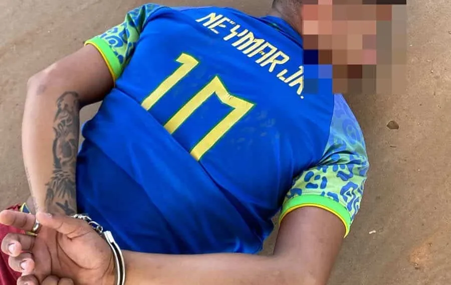 Mesmo com medida protetiva, homem tenta incendiar casa com a ex-namorada dentro e é preso