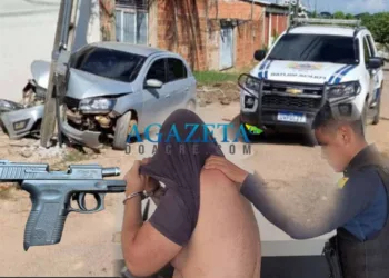 Homens tentam fugir da polícia, batem o carro contra poste de energia e são presos com arma de fogo