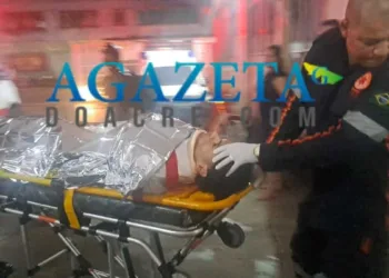 Motociclista tem fratura após avançar preferencial e colidir contra caminhonete