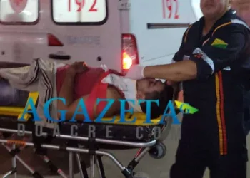 Motociclista sofre acidente ao passar em quebra-molas