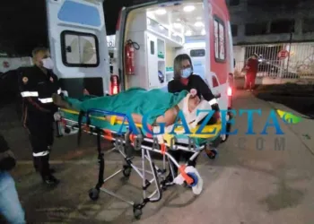 Dupla sofre acidente de moto e vai parar no PS após atropelar capivara