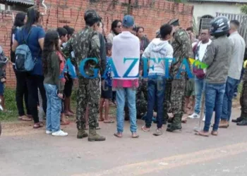 Criança desce de carro e morre atropelada na frente da família, em Rio Branco