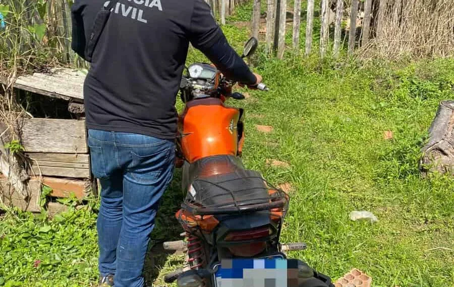 Polícia recupera motocicleta furtada em estacionamento de supermercado da capital