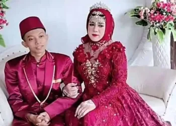 AK e Adinda: noiva é homem adepto do crossdressing — Foto: Reprodução