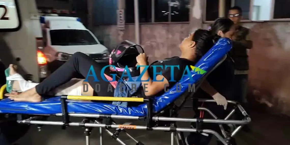 Casal em motocicleta colide com poste após perder o controle em curva em Rio Branco