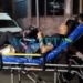 Casal em motocicleta colide com poste após perder o controle em curva em Rio Branco