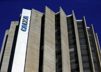 Prédio da Caixa em Brasília: banco responde por boa parte dos empréstimos na modalidade de saque-aniversário e cobra 1,79% ao mês — Foto: Marcelo Camargo/Agência Brasil
