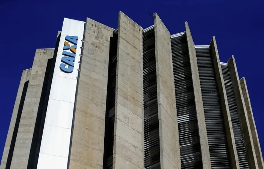 Prédio da Caixa em Brasília: banco responde por boa parte dos empréstimos na modalidade de saque-aniversário e cobra 1,79% ao mês — Foto: Marcelo Camargo/Agência Brasil