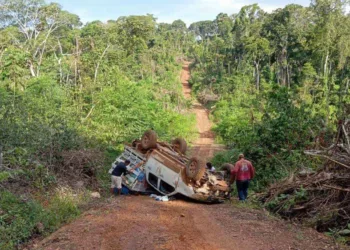 Caminhonete tomba com passageiros e mercadorias no interior do Acre