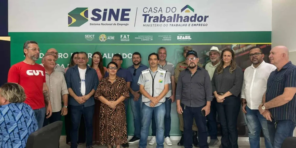 Solenidade reuniu representantes do governo federal, estadual, centrais sindicais e federações da indústria, do comércio e de serviços. Foto: Sabrina Salomon/Seict