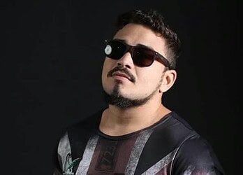 Cantor sertanejo é preso em porta de boate por não pagar pensão