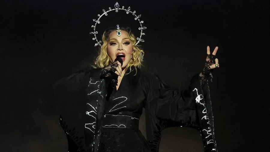 Madonna na música de abertura do show em Copacabana Imagem: Pilar Olivares/Reuters
