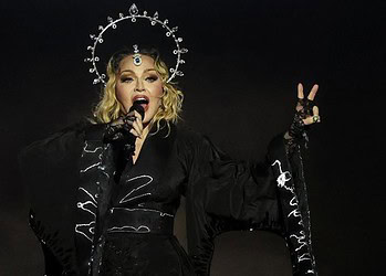 Madonna na música de abertura do show em Copacabana Imagem: Pilar Olivares/Reuters