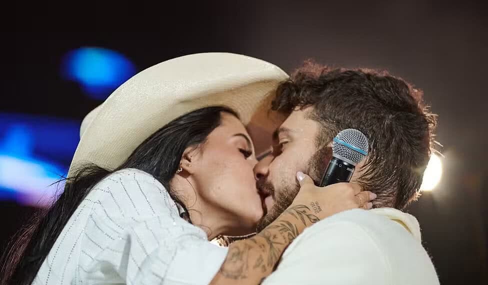 Gustavo Mioto e Ana Castela reatam namoro no palco em rodeio