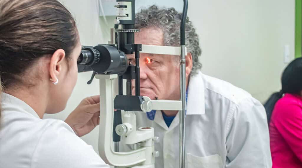 Oftalmologista Arieli dos Santos destaca a importância da detecção precoce da doença. Foto: Gleison Luz/Fundhacre