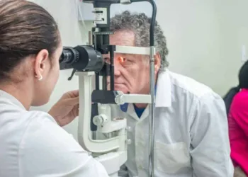 Oftalmologista Arieli dos Santos destaca a importância da detecção precoce da doença. Foto: Gleison Luz/Fundhacre