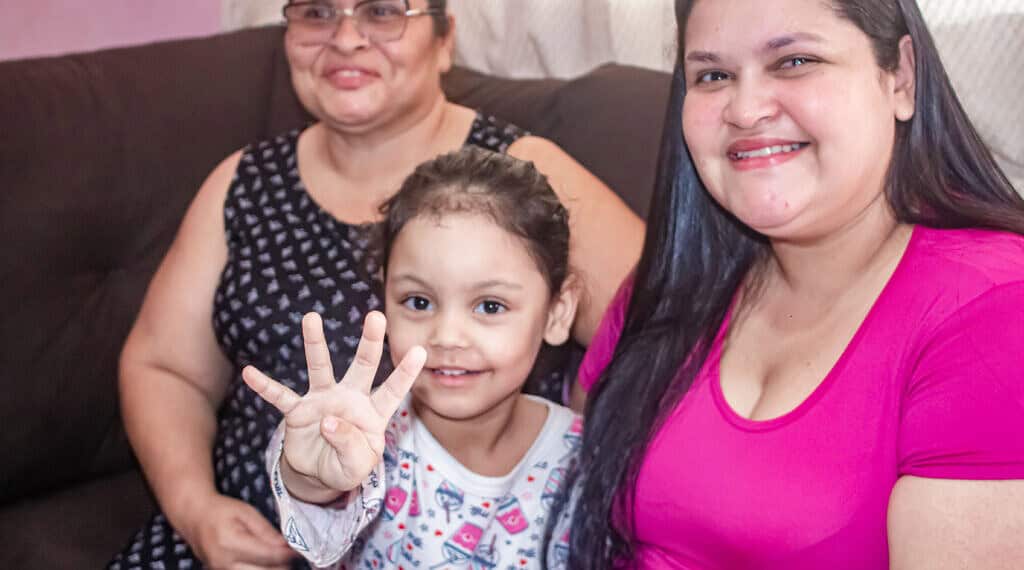 Maria Rayssa Sabóia, de 28 anos, realizou o sonho de conhecer o rosto de sua filha, Maria Heloísa, agora com 4 anos de vida. Foto: Gleison Luz/Fundhacre