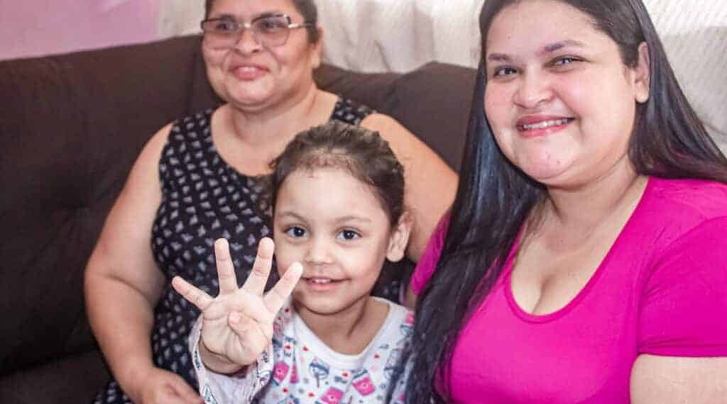 Maria Rayssa Sabóia, de 28 anos, realizou o sonho de conhecer o rosto de sua filha, Maria Heloísa, agora com 4 anos de vida. Foto: Gleison Luz/Fundhacre
