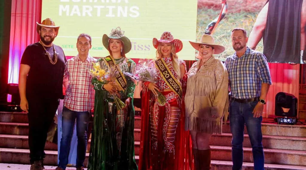 Secretário de Turismo e Empreendedorismo, Marcelo Messias (à direita), ladeado pela colunista e organizadora Roberta Lima; Rainha do Rodeio da Expoacre 2023, Lohana Martins; Princesa Maiane Sobrinho; colunista e organizador Gigi Hanan; e influencer Luiz Vasconcelos - Foto: Neto Lucena/Secom