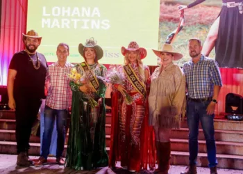 Secretário de Turismo e Empreendedorismo, Marcelo Messias (à direita), ladeado pela colunista e organizadora Roberta Lima; Rainha do Rodeio da Expoacre 2023, Lohana Martins; Princesa Maiane Sobrinho; colunista e organizador Gigi Hanan; e influencer Luiz Vasconcelos - Foto: Neto Lucena/Secom