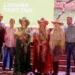 Secretário de Turismo e Empreendedorismo, Marcelo Messias (à direita), ladeado pela colunista e organizadora Roberta Lima; Rainha do Rodeio da Expoacre 2023, Lohana Martins; Princesa Maiane Sobrinho; colunista e organizador Gigi Hanan; e influencer Luiz Vasconcelos - Foto: Neto Lucena/Secom