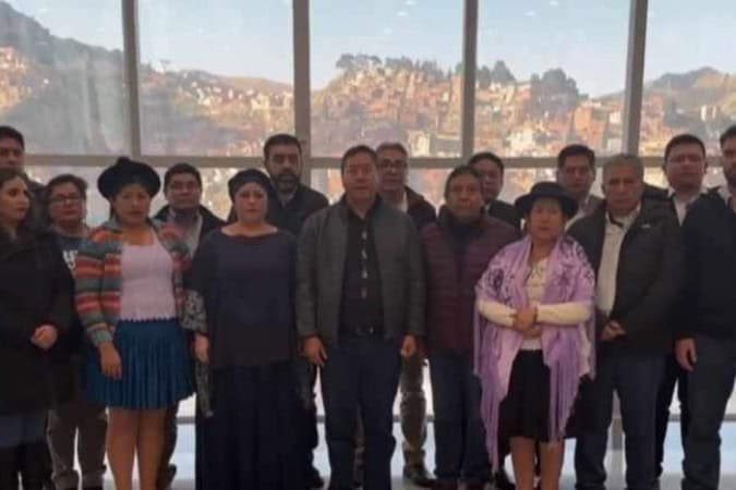 Luis Arce (centro), presidente da Bolívia, discursa acompanhado de seus ministros e ministras, em La Paz - Crédito: Reprodução