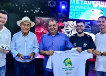 Prefeito Tião Bocalom interagiu, ao lado de Assurbanípal Mesquita, com público jovem do espaço games. Foto: Sabrina Salomon/Seict