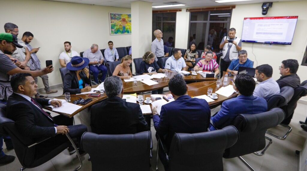 Reunião entre líderes sindicais da educação e do governo do Estado. Foto: Sérgio Vale/Agência Aleac