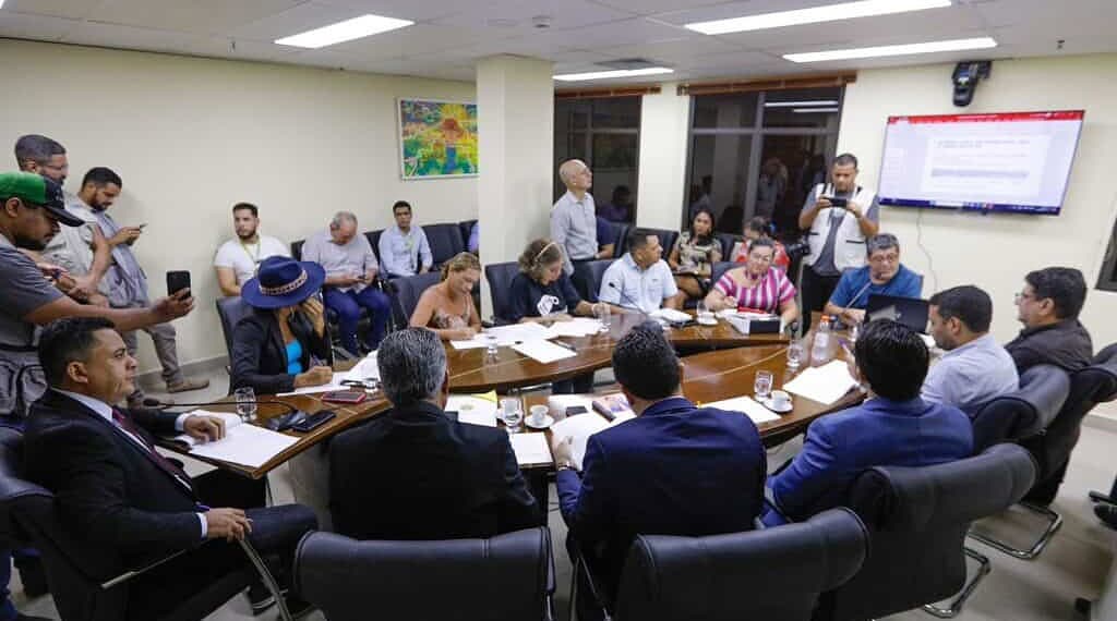 Reunião entre líderes sindicais da educação e do governo do Estado. Foto: Sérgio Vale/Agência Aleac