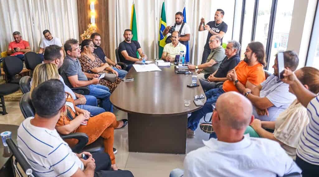 Ajustes dos últimos detalhes na preparação da feira em Cruzeiro do Sul. Foto: Marcos Santos/Secom